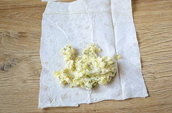 конвертики из лаваша с сыром и яйцом рецепт фото 6